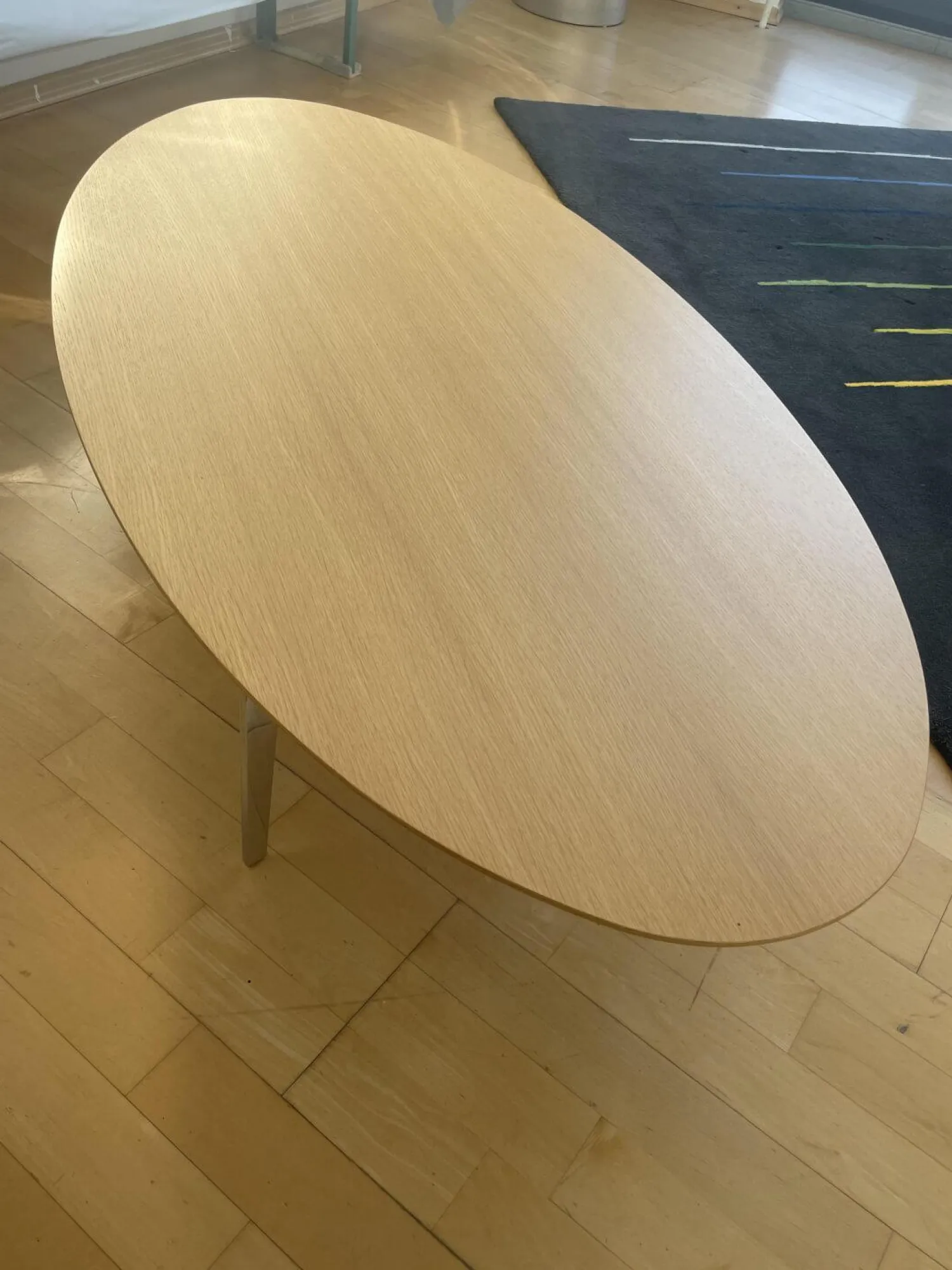 Kettnaker Couchtische|Couchtisch Solo Ellipse Platte Eiche Matt Unterplatte Lichtgrau Grau Weiß Füße Chrom