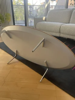 Kettnaker Couchtische|Couchtisch Solo Ellipse Platte Eiche Matt Unterplatte Lichtgrau Grau Weiß Füße Chrom