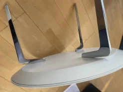 Kettnaker Couchtische|Couchtisch Solo Rund Platte Lack Kristallblau Blau Weiß Füße Chrom