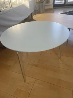 Kettnaker Couchtische|Couchtisch Solo Rund Platte Lack Kristallblau Blau Weiß Füße Chrom