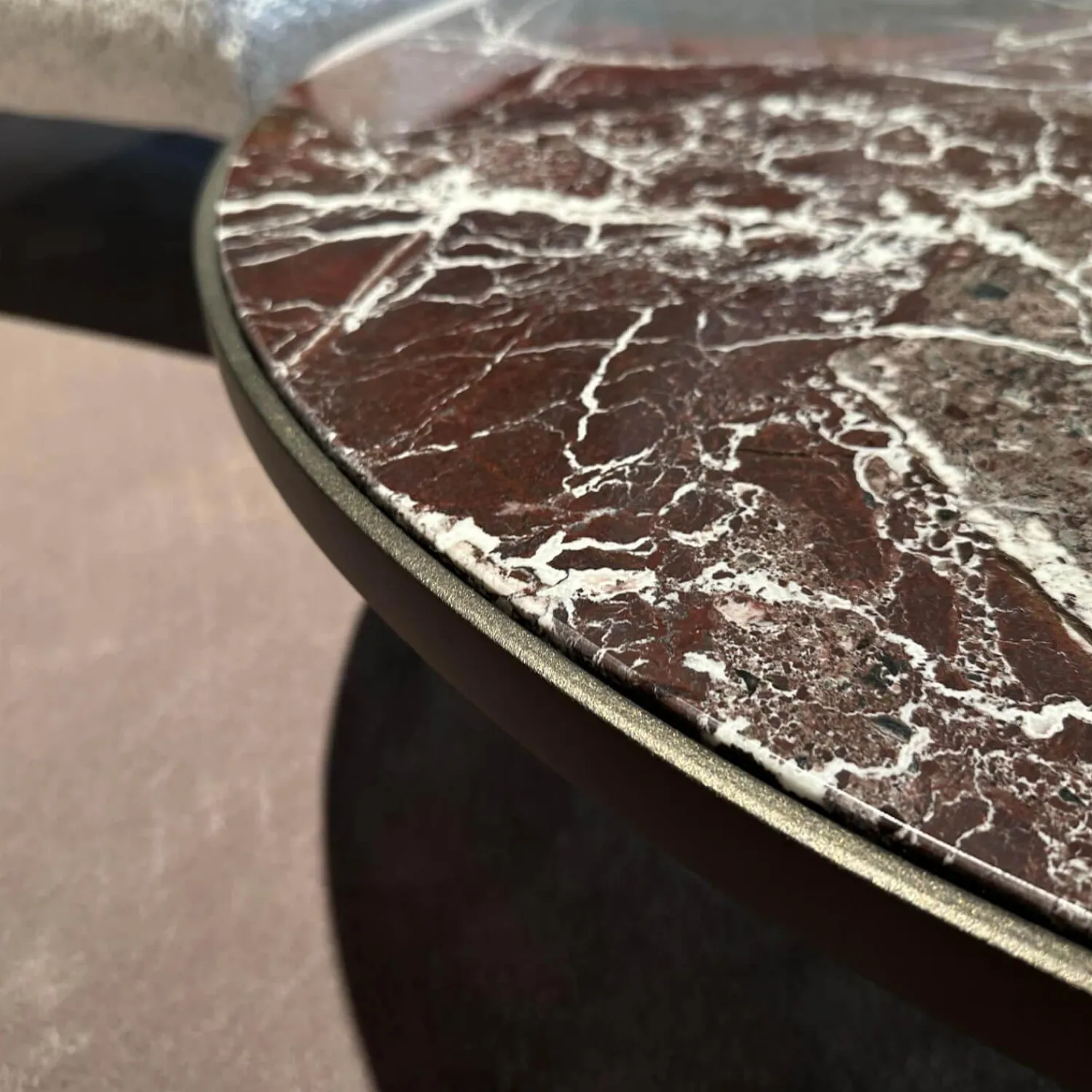 Papadatos Couchtische|Couchtisch Symi Platte Marmor Rosso Levanto Rot Weiß Gestell Stahl Schwarz Pulverbeschichtet