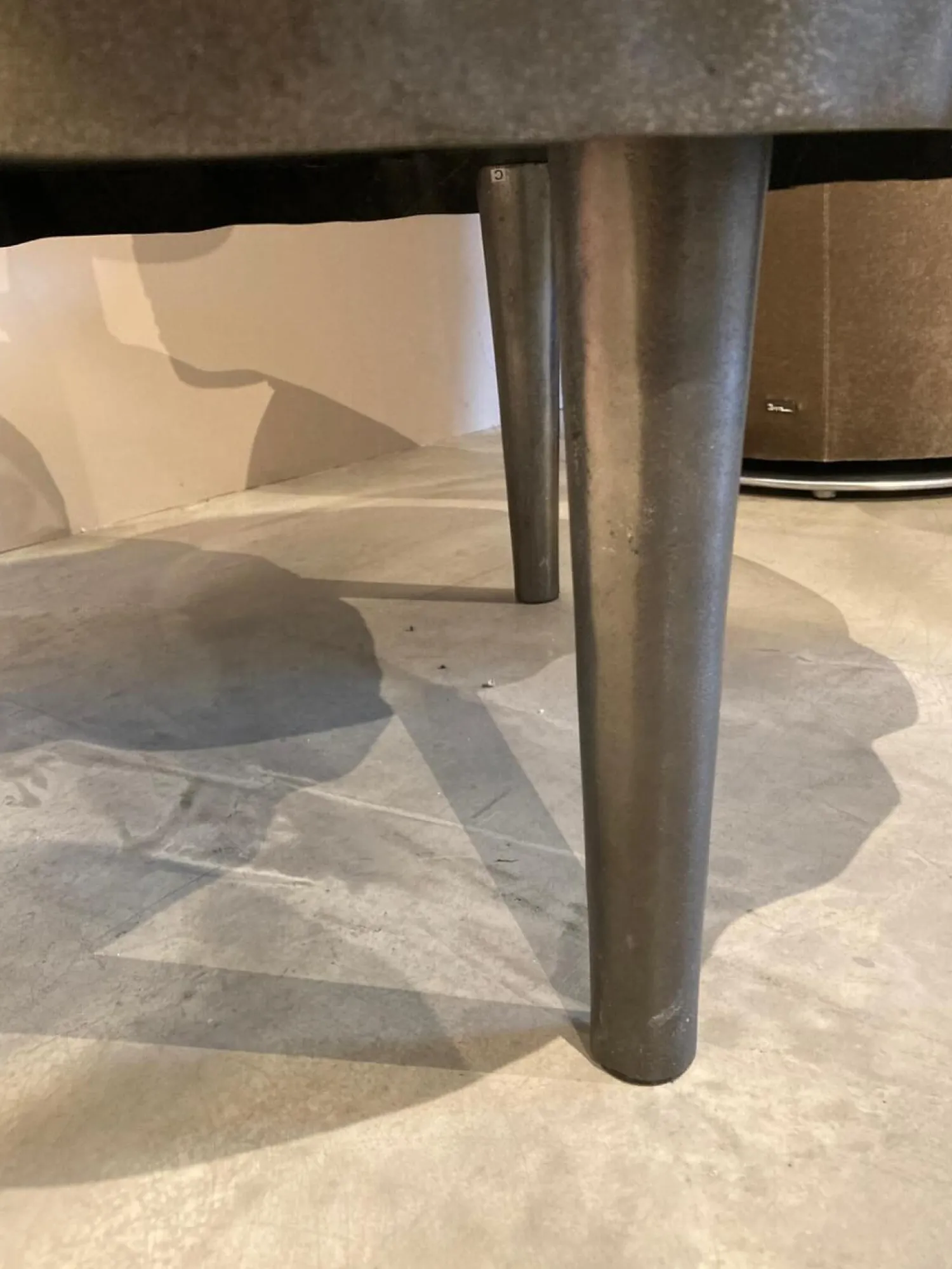 Lambert Couchtische|Couchtisch Toshiko Aluminium Sandgussverfahren Graphit Anthrazit Baumschreiben Design