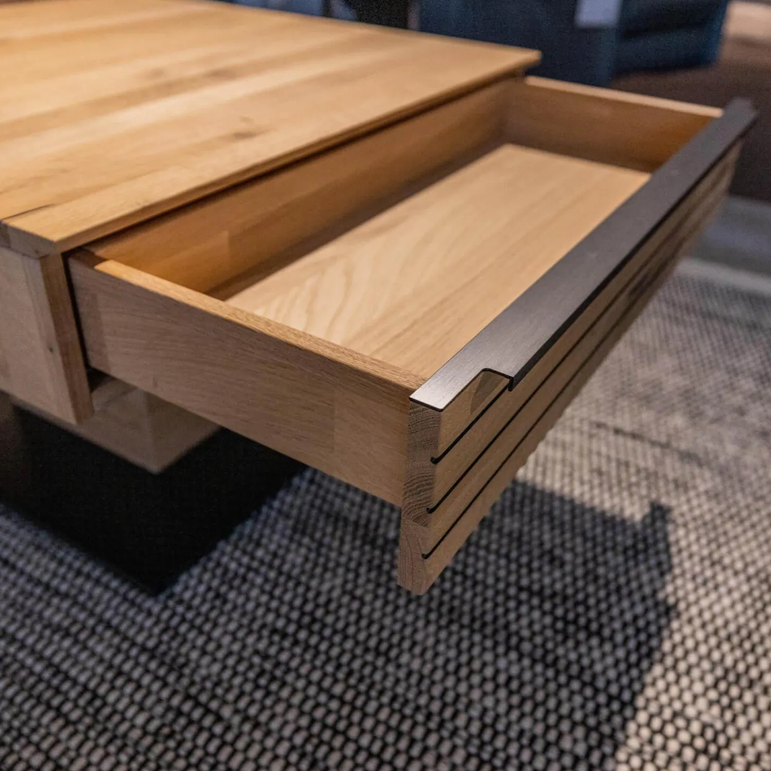 WK Wohnen Couchtische|Couchtisch WK 490 Baristo Asteiche Bianco Rillenoptik Mit Liftfunktion Und Schubkästen