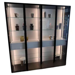 Kettnaker Vitrinen & Highboards|Doppel-Vitrine Vita Türen Glas Rahmen Aluminium Lack Außen Schwarz Rückwand MDF Grau Weiß Mit Beleuchtung