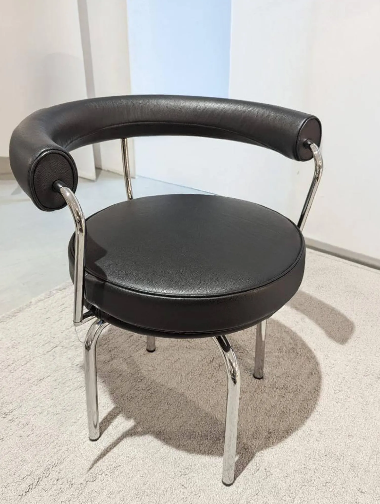 Cassina Einzelstühle|Drehsessel 7 Fauteuil Tournant Leder Schwarz Gestell Stahl Füße Kunststoff Schwarz Lackiert