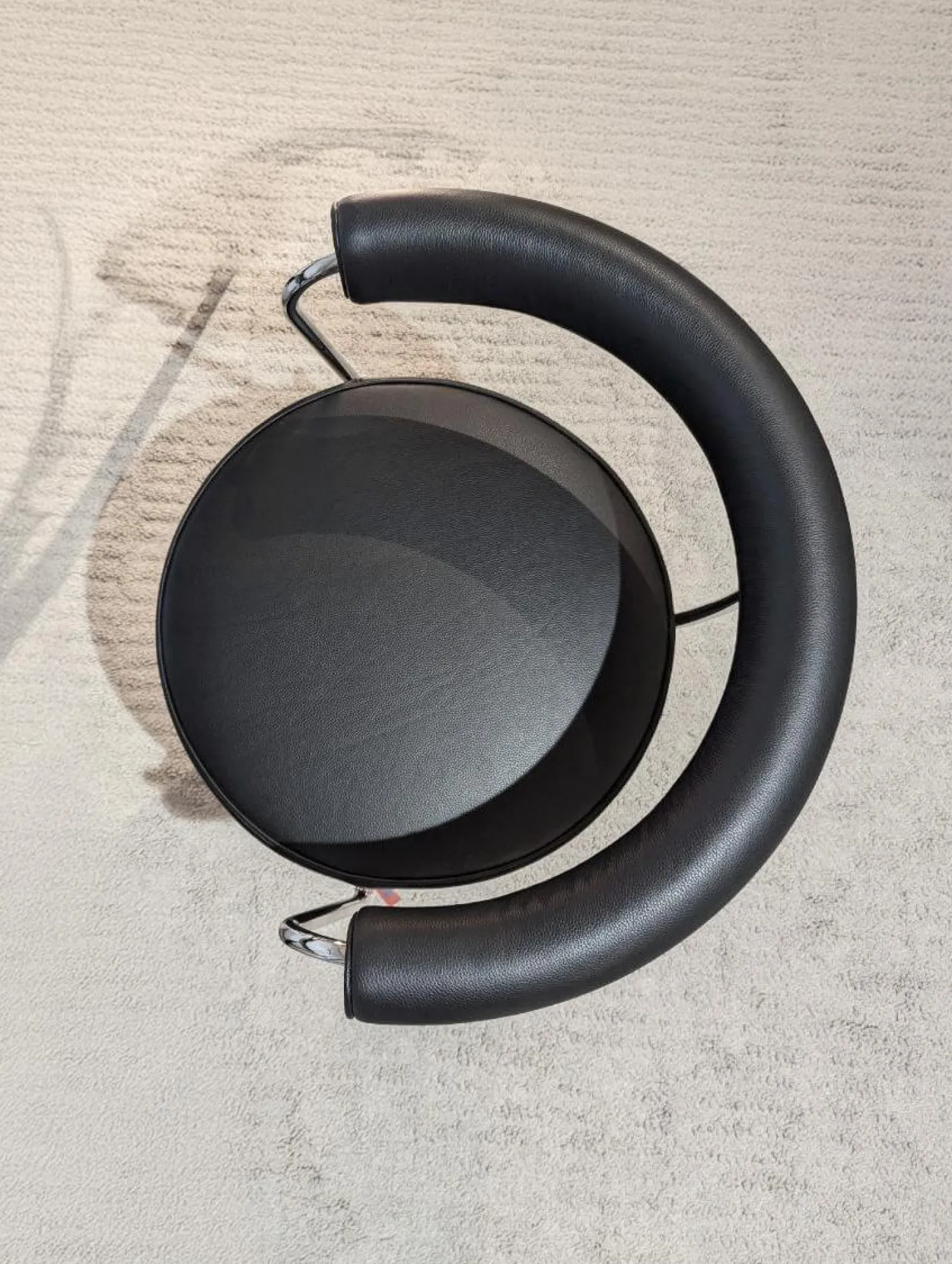 Cassina Einzelstühle|Drehsessel 7 Fauteuil Tournant Leder Schwarz Gestell Stahl Füße Kunststoff Schwarz Lackiert