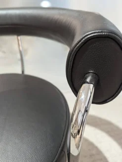 Cassina Einzelstühle|Drehsessel 7 Fauteuil Tournant Leder Schwarz Gestell Stahl Füße Kunststoff Schwarz Lackiert