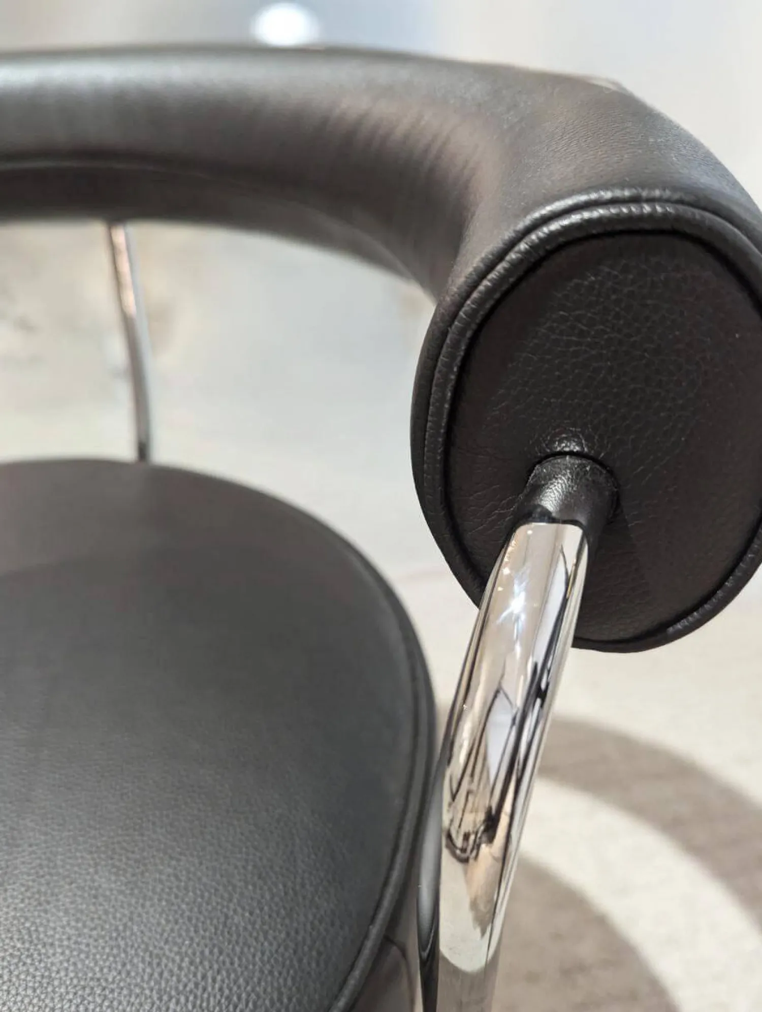 Cassina Einzelstühle|Drehsessel 7 Fauteuil Tournant Leder Schwarz Gestell Stahl Füße Kunststoff Schwarz Lackiert