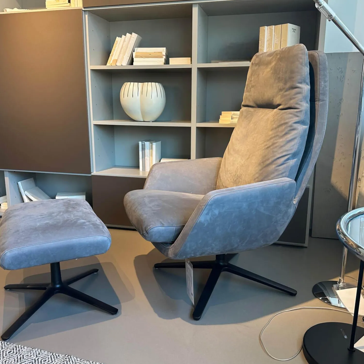 COR Relaxsessel|Drehsessel dia Hoch Leder 681 Graphit Grau Gestell Feinstruktur Schwarz Lackiert Mit Hocker