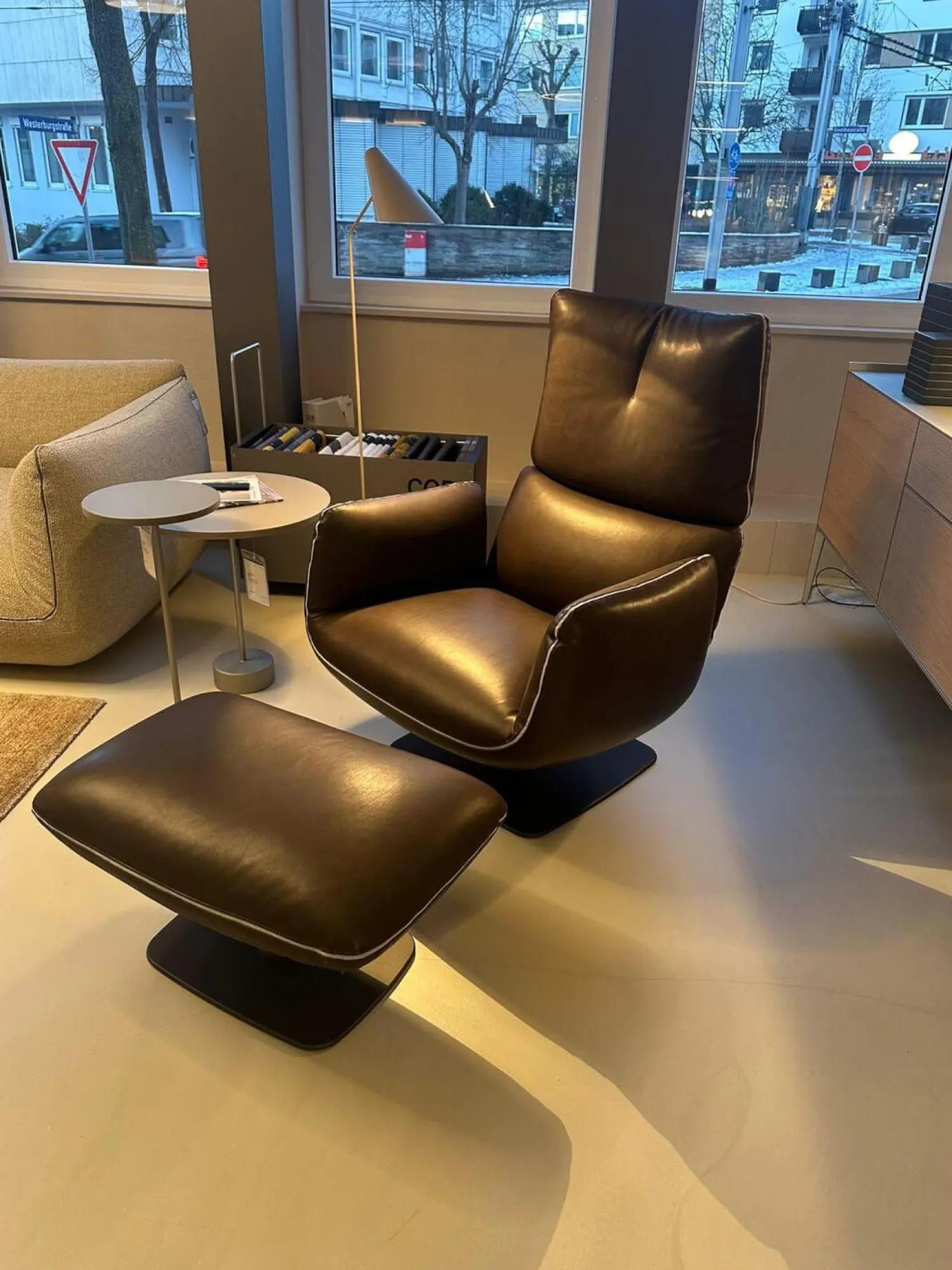 COR Loungesessel|Drehsessel Jalis Leder 920 Espresso Braun Tellerfuß Schwarzbraun mit Hocker und Akkubetrieb