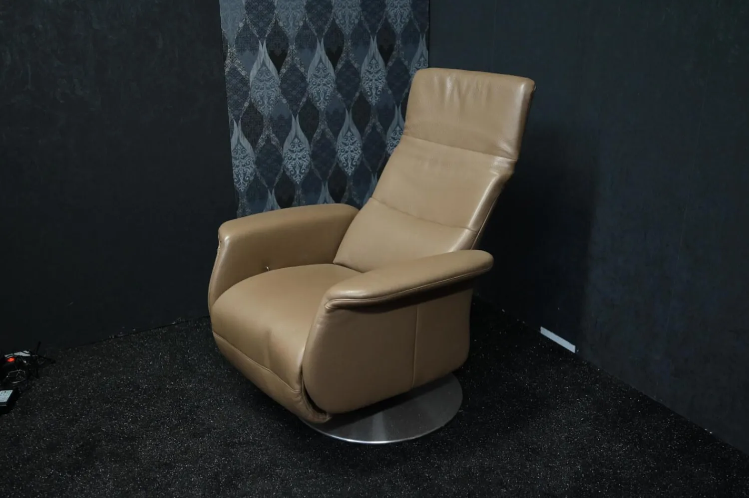 Relax Live Relaxsessel|Drehsessel Madrid Leder Avantgard Trüffel mit Relaxfunktion und Hochklappbarem Rücken