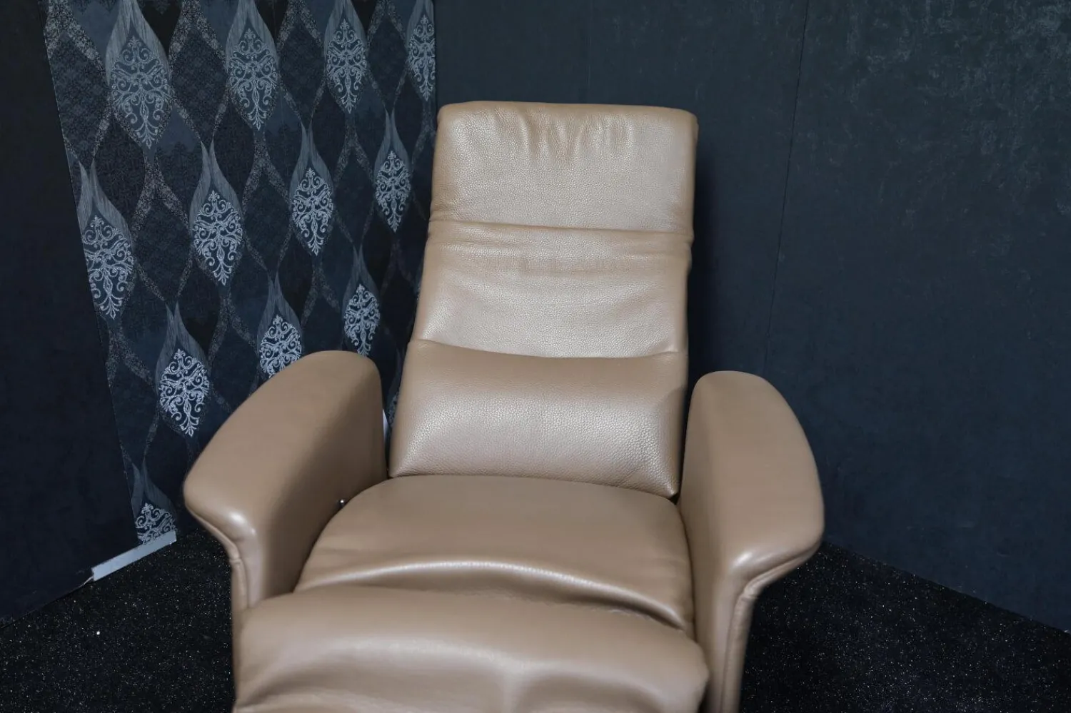 Relax Live Relaxsessel|Drehsessel Madrid Leder Avantgard Trüffel mit Relaxfunktion und Hochklappbarem Rücken