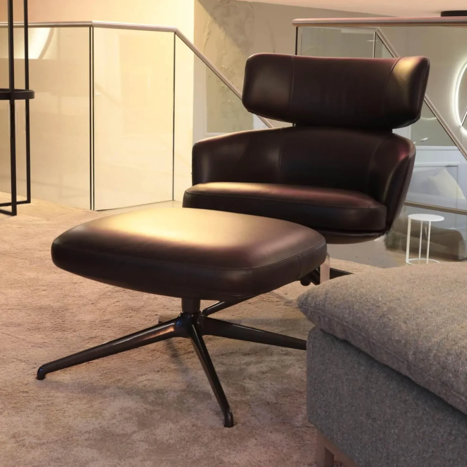 Molteni & C Loungesessel|Drehsessel Piccadilly PPA1 Leder S9336 Fango Braun Schwarz Gestell Hochglänzend Zinnfarbig Mit Hocker PPF1