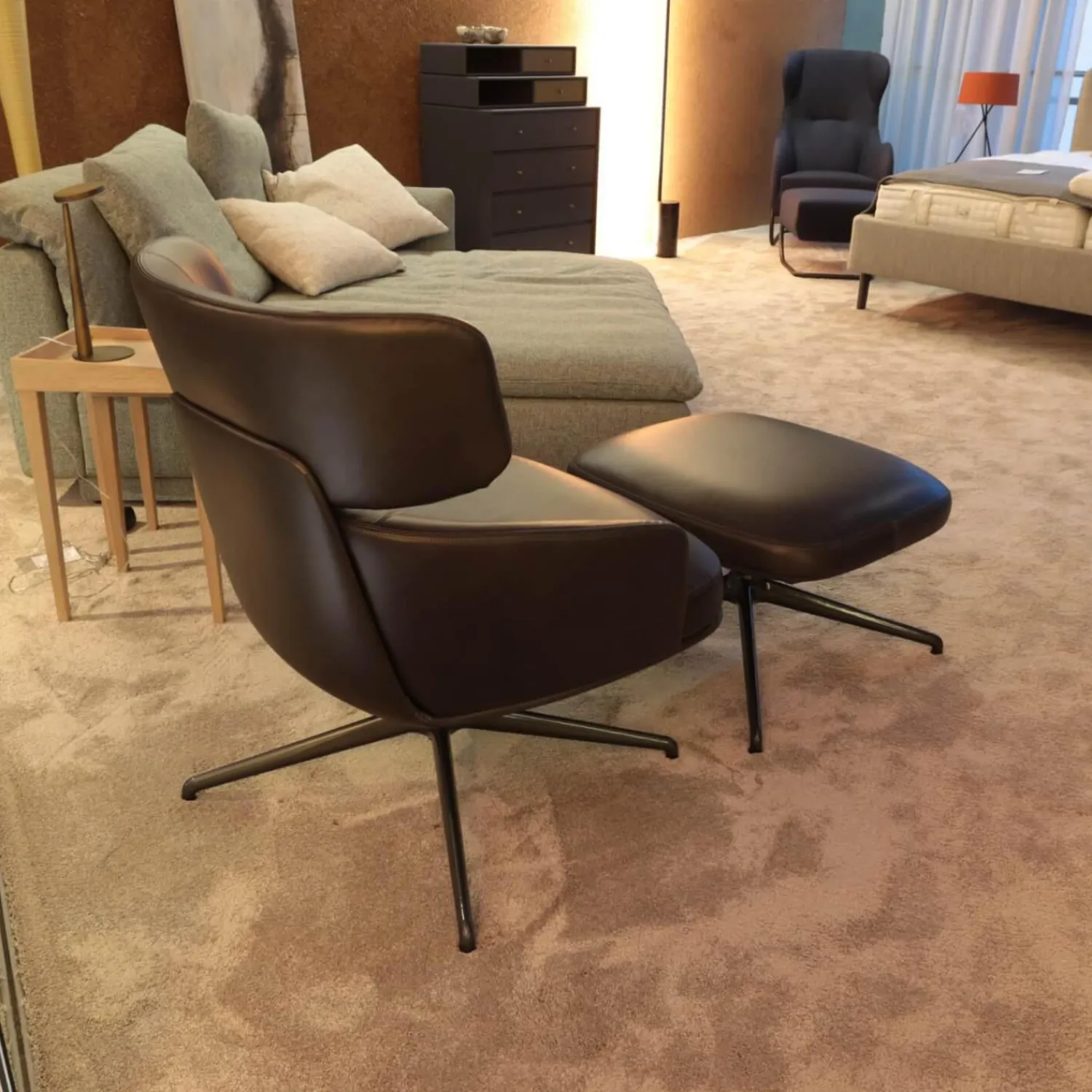 Molteni & C Loungesessel|Drehsessel Piccadilly PPA1 Leder S9336 Fango Braun Schwarz Gestell Hochglänzend Zinnfarbig Mit Hocker PPF1