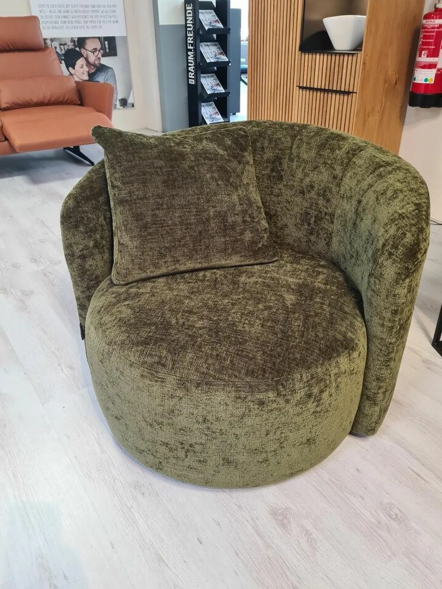 Raum.Freunde Loungesessel|Drehsessel Valdis Stoff Alis Moos 1045 Grün Gestell Kunststoff Schwarz Inklusive Hocker