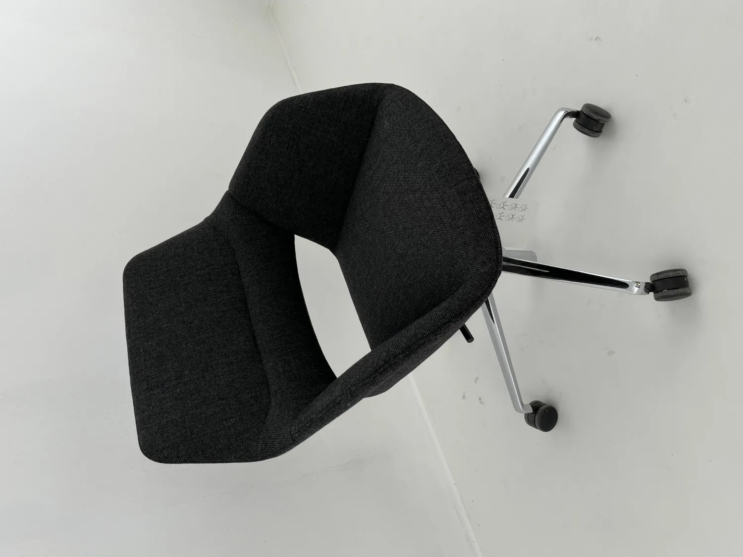 Wilkhahn Einzelstühle|Drehstuhl OCCO Conference 224 63 Stoff 65 Re Wool 198 Schwarz Gestell Stahl Verchromt Mit Rollen Schwarz