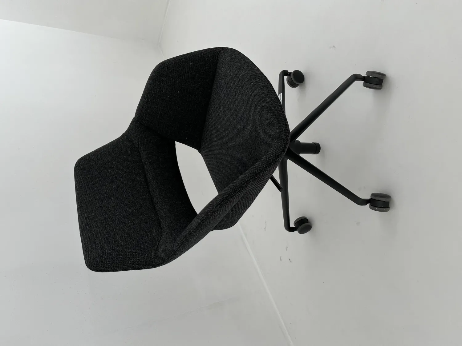 Wilkhahn Einzelstühle|Drehstuhl OCCO Conference 224 63 Stoff 65 Re Wool Antharzit Gestell Stahl Schwarz Strukturmatt Mit Rollen