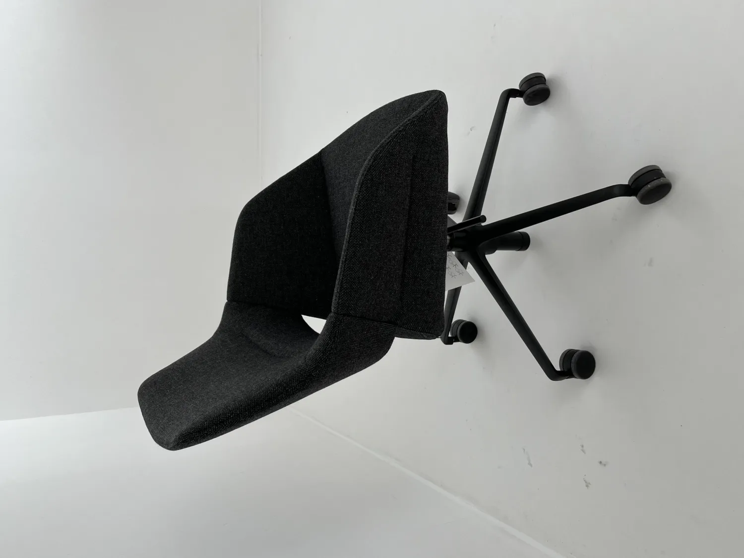 Wilkhahn Einzelstühle|Drehstuhl OCCO Conference 224 63 Stoff 65 Re Wool Antharzit Gestell Stahl Schwarz Strukturmatt Mit Rollen