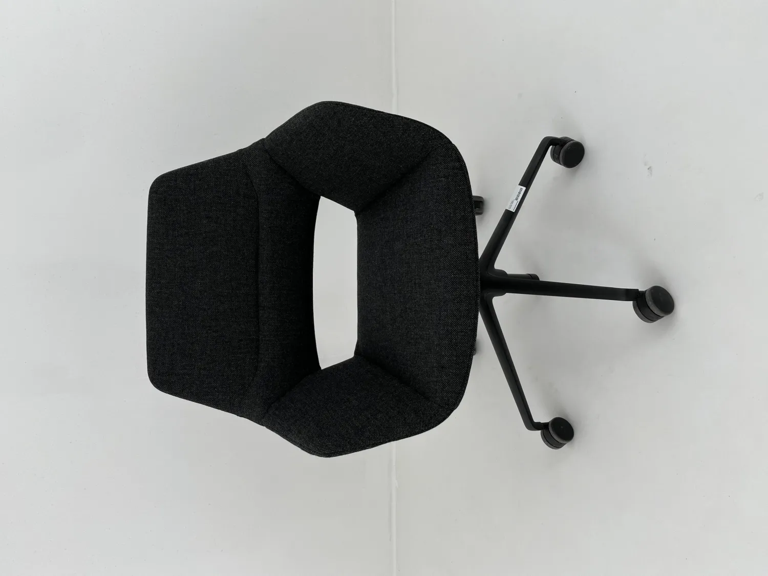 Wilkhahn Einzelstühle|Drehstuhl OCCO Conference 224 63 Stoff 65 Re Wool Antharzit Gestell Stahl Schwarz Strukturmatt Mit Rollen