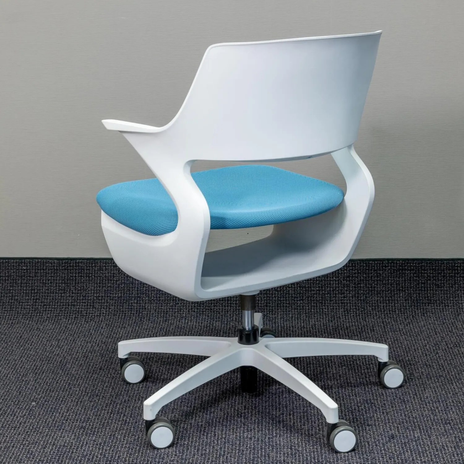 mobica+ Einzelstühle|Drehstuhl Sharko Mit Ablage Unter Der Sitzfläche