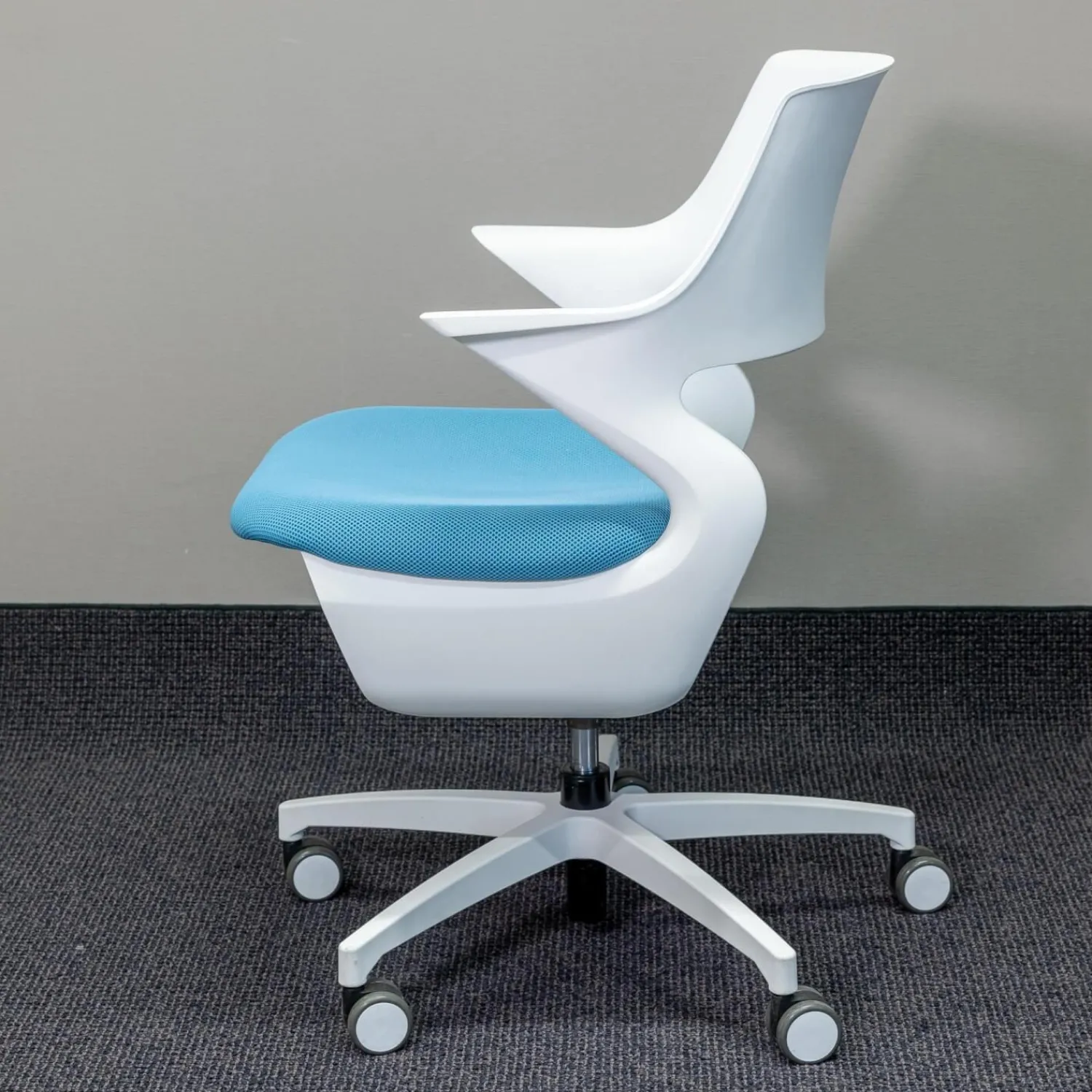 mobica+ Einzelstühle|Drehstuhl Sharko Mit Ablage Unter Der Sitzfläche