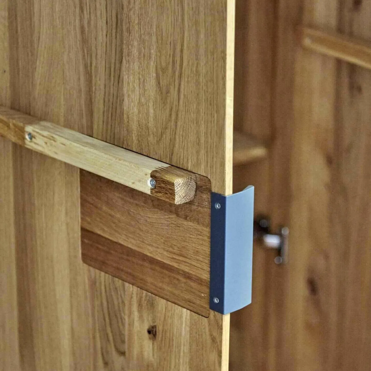 m&h Kleiderschränke|Drehtürenschrank Endlosschrank Wildeiche Massiv Parkettverleimt mit Beleuchtung