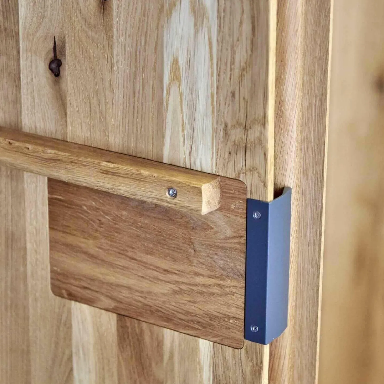 m&h Kleiderschränke|Drehtürenschrank Endlosschrank Wildeiche Massiv Parkettverleimt mit Beleuchtung