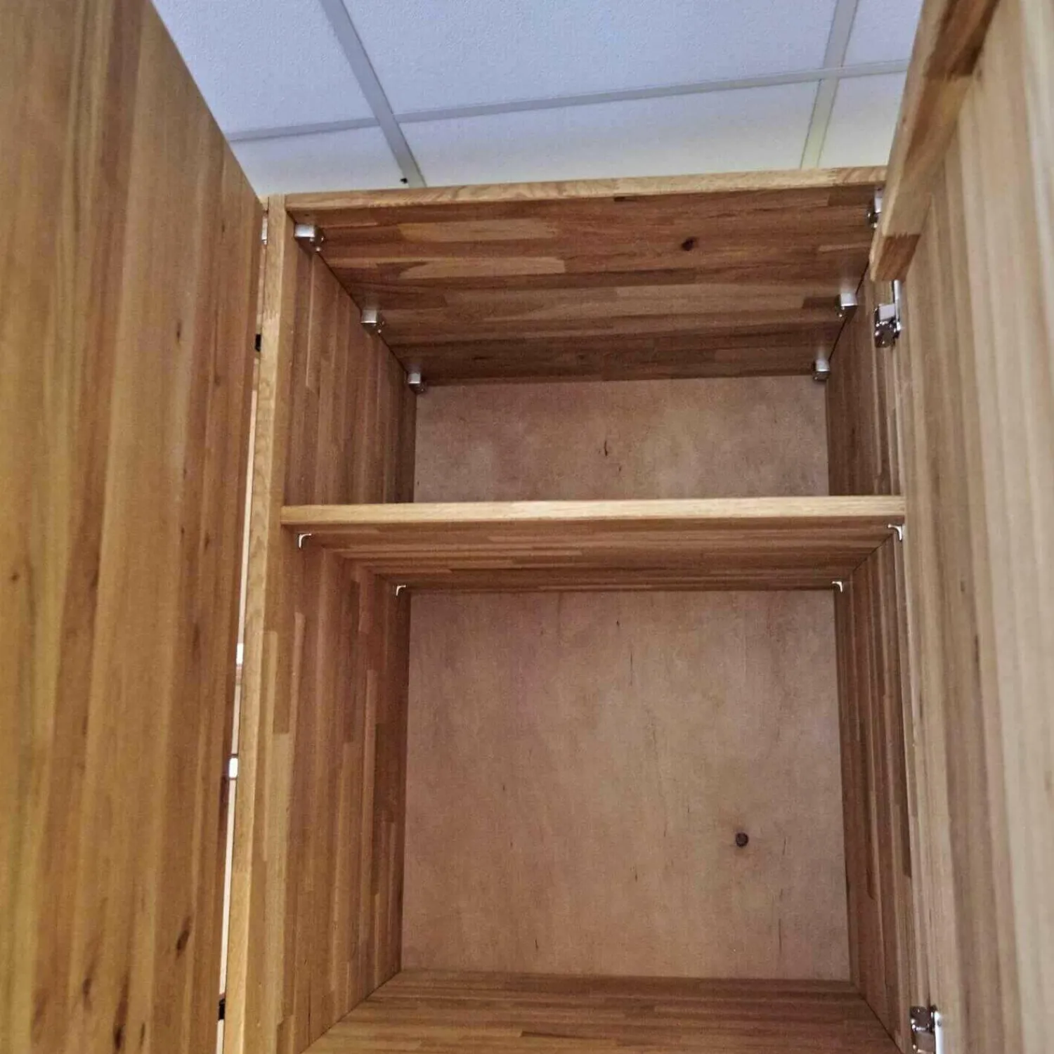 m&h Kleiderschränke|Drehtürenschrank Endlosschrank Wildeiche Massiv Parkettverleimt mit Beleuchtung