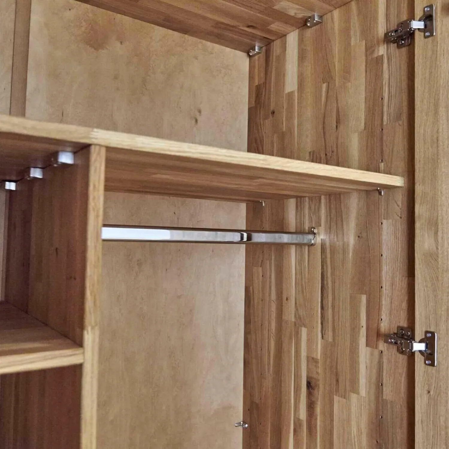 m&h Kleiderschränke|Drehtürenschrank Endlosschrank Wildeiche Massiv Parkettverleimt mit Beleuchtung