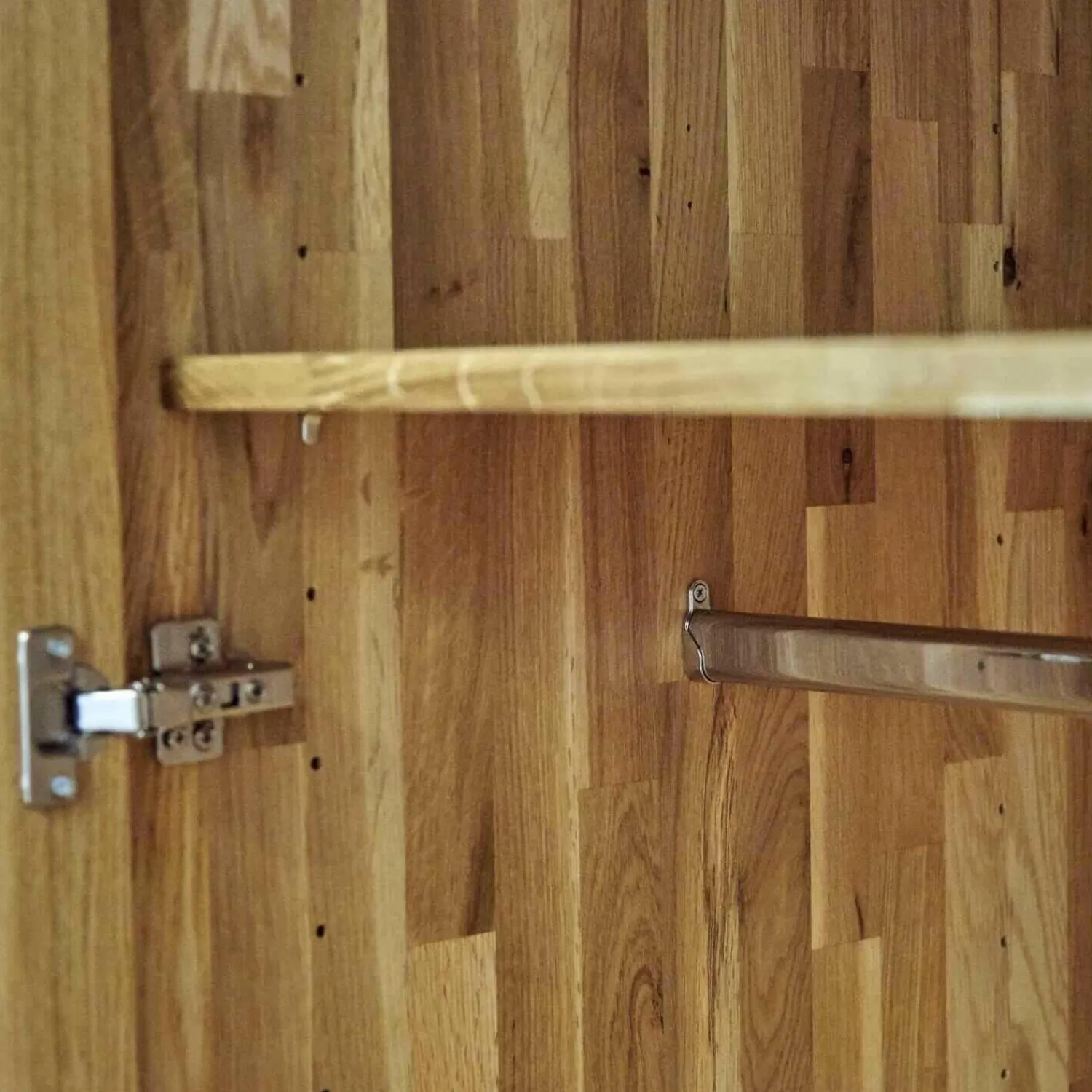 m&h Kleiderschränke|Drehtürenschrank Endlosschrank Wildeiche Massiv Parkettverleimt mit Beleuchtung