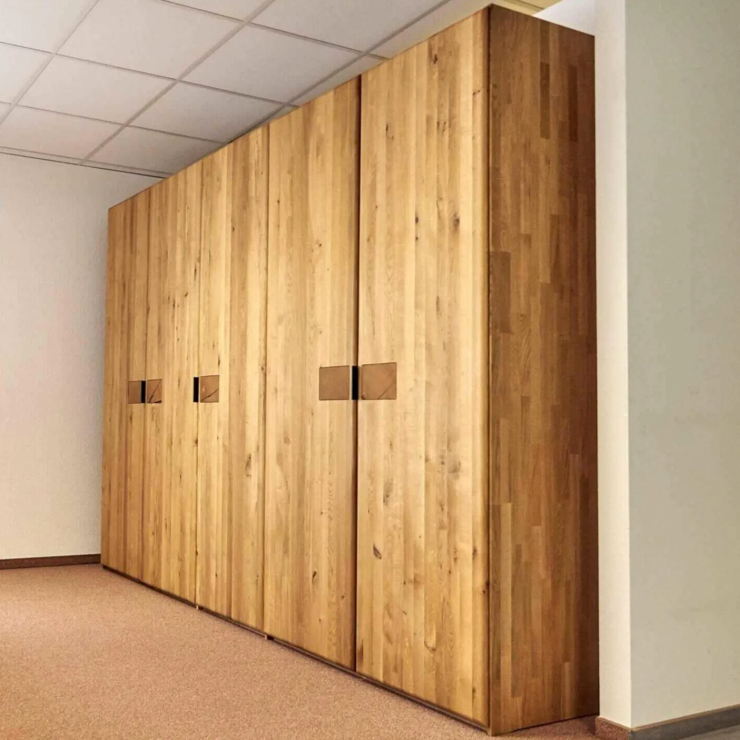 m&h Kleiderschränke|Drehtürenschrank Endlosschrank Wildeiche Massiv Parkettverleimt mit Beleuchtung