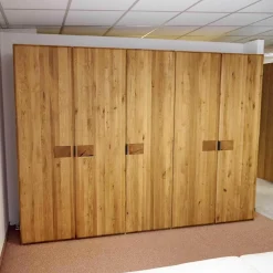 m&h Kleiderschränke|Drehtürenschrank Endlosschrank Wildeiche Massiv Parkettverleimt mit Beleuchtung