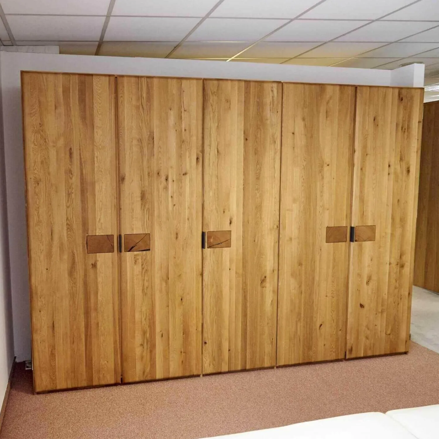 m&h Kleiderschränke|Drehtürenschrank Endlosschrank Wildeiche Massiv Parkettverleimt mit Beleuchtung