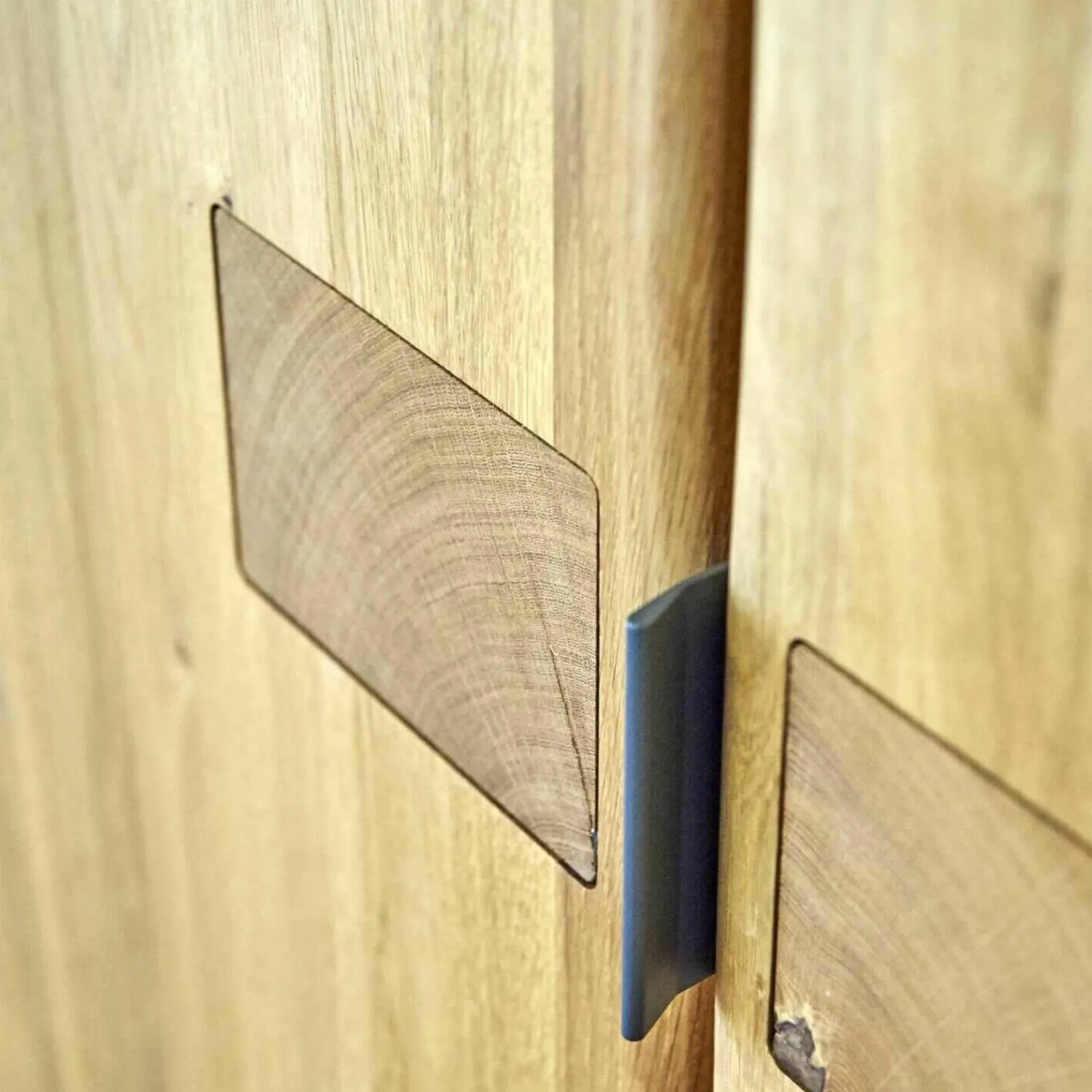 m&h Kleiderschränke|Drehtürenschrank Endlosschrank Wildeiche Massiv Parkettverleimt mit Beleuchtung