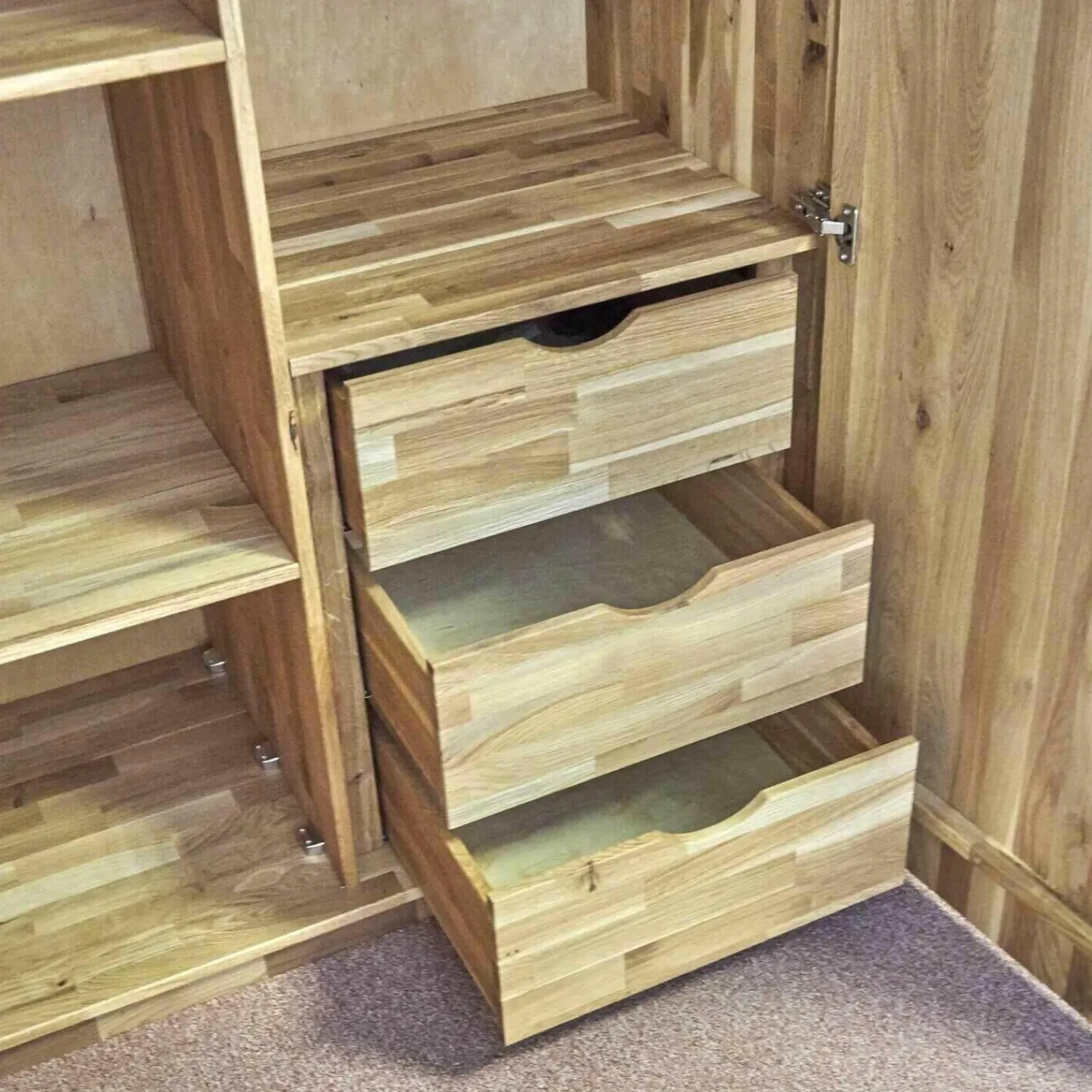 m&h Kleiderschränke|Drehtürenschrank Endlosschrank Wildeiche Massiv Parkettverleimt mit Beleuchtung