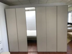 Hülsta Ganze Schlafzimmer|Kleiderschränke|Drehtürenschrank Neo Lack Seidengrau Innenlack Weiß mit Spiegeltüre