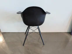 Vitra Einzelstühle|Eames Plastic Armchair DAW Sitzfläche Stoff Checker 01 Schwarz Weiß Schale Kunststoff Gestell Massivholz Ahorn Schwarz Lackiert