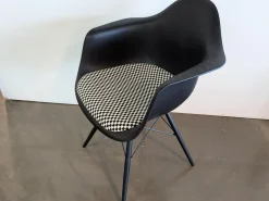 Vitra Einzelstühle|Eames Plastic Armchair DAW Sitzfläche Stoff Checker 01 Schwarz Weiß Schale Kunststoff Gestell Massivholz Ahorn Schwarz Lackiert