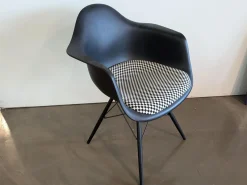 Vitra Einzelstühle|Eames Plastic Armchair DAW Sitzfläche Stoff Checker 01 Schwarz Weiß Schale Kunststoff Gestell Massivholz Ahorn Schwarz Lackiert