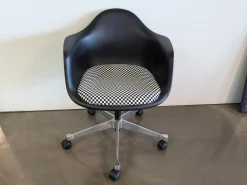 Vitra Einzelstühle|Eames Plastic Armchair PACC Sitzfläche Stoff Checker Schwarz Weiß Schale Kunststoff Gestell Aluminium Poliert Mit Rollen