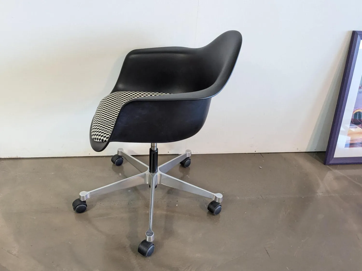 Vitra Einzelstühle|Eames Plastic Armchair PACC Sitzfläche Stoff Checker Schwarz Weiß Schale Kunststoff Gestell Aluminium Poliert Mit Rollen