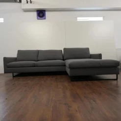 freistil Rolf Benz Ecksofas|Ecksofa 134 In Stoff 6466 Mittel Grau Fußgestell In Stahl Kufe Quadratrohr Ral 9005 Tiefschwarz Matt