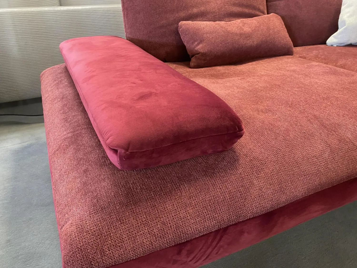 Poco Ecksofas|Ecksofa 80007 Webstoff Paris Chianti Rot Und Samtstoff Rivera Aubergine Violett Fuß Metall Schwarz Inklusive Hocker Und Verstellung