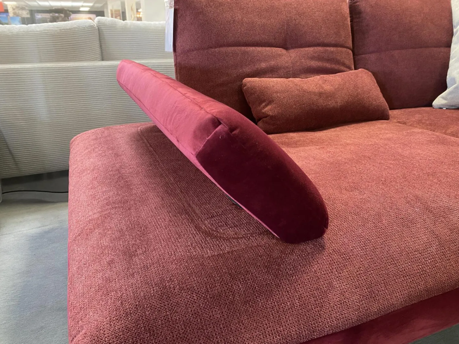 Poco Ecksofas|Ecksofa 80007 Webstoff Paris Chianti Rot Und Samtstoff Rivera Aubergine Violett Fuß Metall Schwarz Inklusive Hocker Und Verstellung