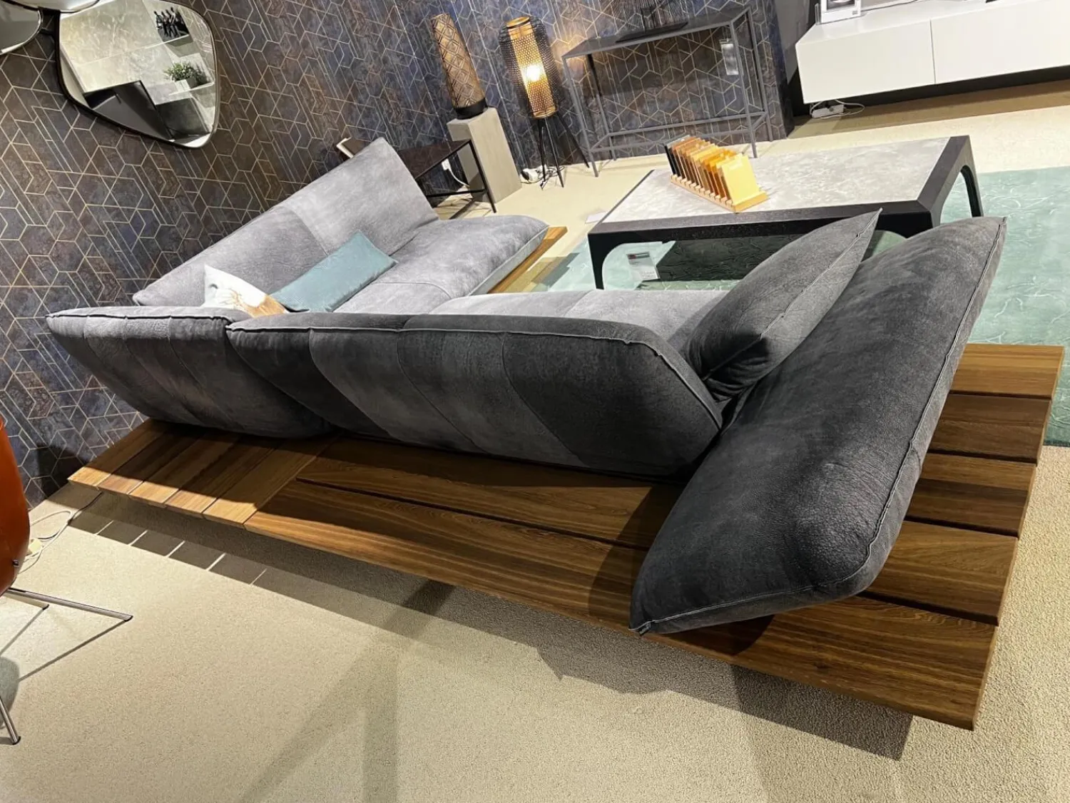 Bullfrog Ecksofas|Ecksofa Akito Leder Crazy Nubuk 2510 73 Graphit Grau Plateau Räuchereiche Winkelfuß Stahl Schwarz Matt