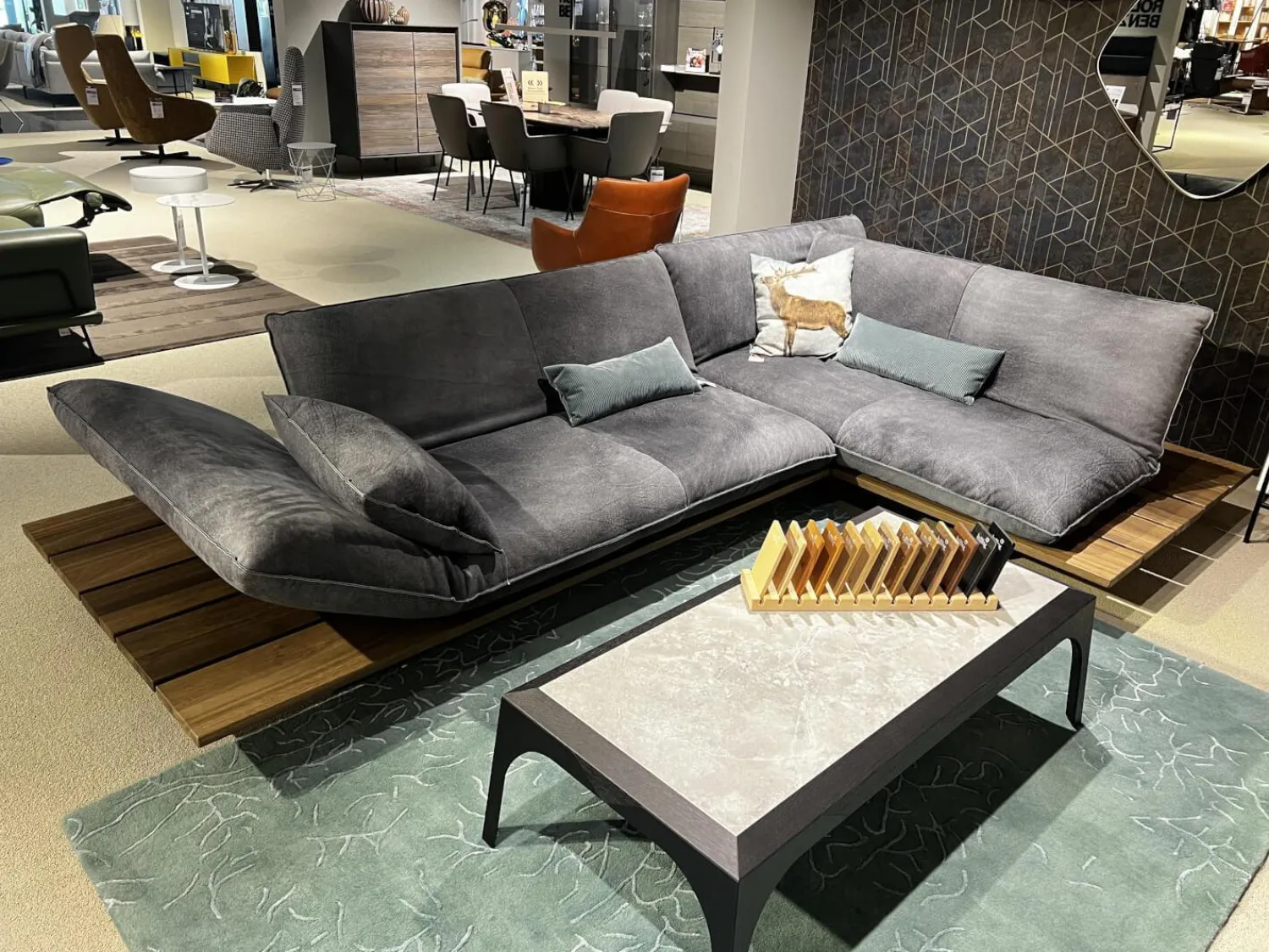 Bullfrog Ecksofas|Ecksofa Akito Leder Crazy Nubuk 2510 73 Graphit Grau Plateau Räuchereiche Winkelfuß Stahl Schwarz Matt