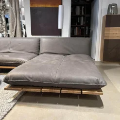 Bullfrog Ecksofas|Ecksofa Akito Leder Oasis 2100 Elefant 63 Grau Plateau Wildeiche Öl Winkelstahlfuß Schwarz Pulverbeschichtet