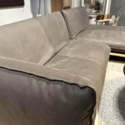 Bullfrog Ecksofas|Ecksofa Akito Leder Oasis 2100 Elefant 63 Grau Plateau Wildeiche Öl Winkelstahlfuß Schwarz Pulverbeschichtet