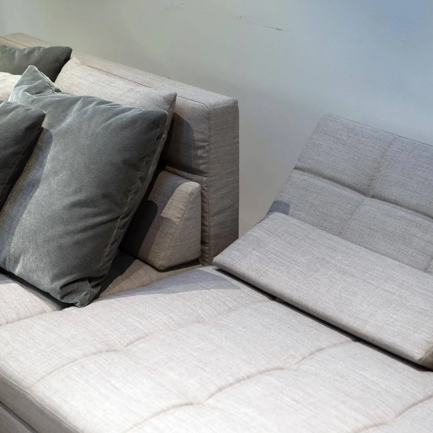 Brühl Ecksofas|Ecksofa Amber Stoff Kvadrat Canvas 2 124 Hellgrau Kufe Chrom Glänzend Inklusive 6 Kissen Mit Verstellbarem Rücken