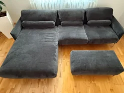COR Ecksofas|Ecksofa Avalanche Stoff 8145 Dunkelgrau mit 3 Lendenrollen und einem Hocker